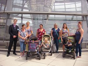 Die Mutter-Kind-Gruppe des CJD Nienburg vor dem Bundestag