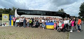 Die circa 100 Teilnehmenden vor dem Bus am Heide Park Soltau