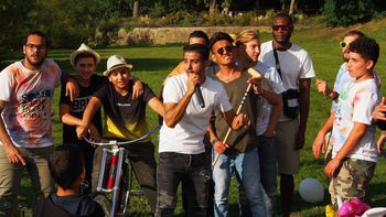 Die meist Jugendlichen Teilnehmenden bei den Drehaufnahmen zu dem Musikvideo „Sonnenuntergang International vom JMD Nienburg 2019