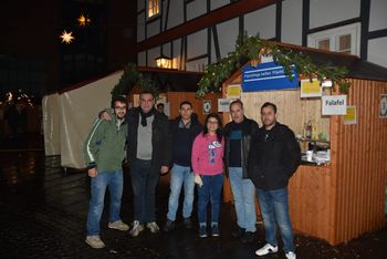 Die Gruppe "Menschen helfen Menschen" auf dem Adventsmarkt in Nienburg
