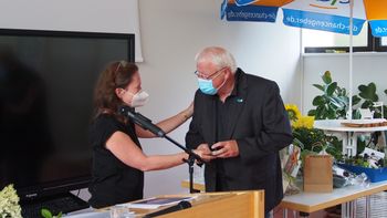 CJD Einrichtungsleiterin Sabine Pflaum überreicht dem langjährigen Ausbildungsleiter Jörg Bienmüller das goldene Kreuz der Diakonie zum Abschied