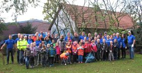 Die Kinder des CJD Nienburg und die Mitarbeitenden von H. B. Fuller vor der Müllsammelaktion
