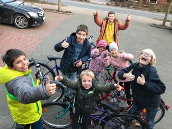 Die Kinder aus der Tagesgruppe Hoya des CJD Nienburg freuen sich über die in Stand gesetzten Fahrräder – der Frühling kann kommen!