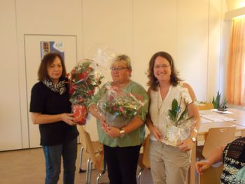 Die Jubilarin Yvonne Hopmann (Mitte) mit der Einrichtungsleitung des CJD Nienburg Käthe Grensemann (rechts) und Sabine Pflaum (links)